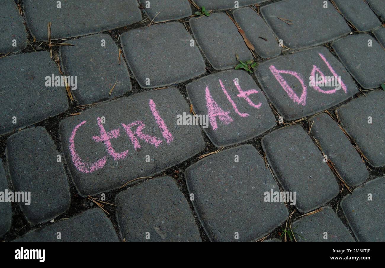 La combinazione di simboli per riavviare il computer scritto in gesso su lastre di cemento come una tastiera Foto Stock