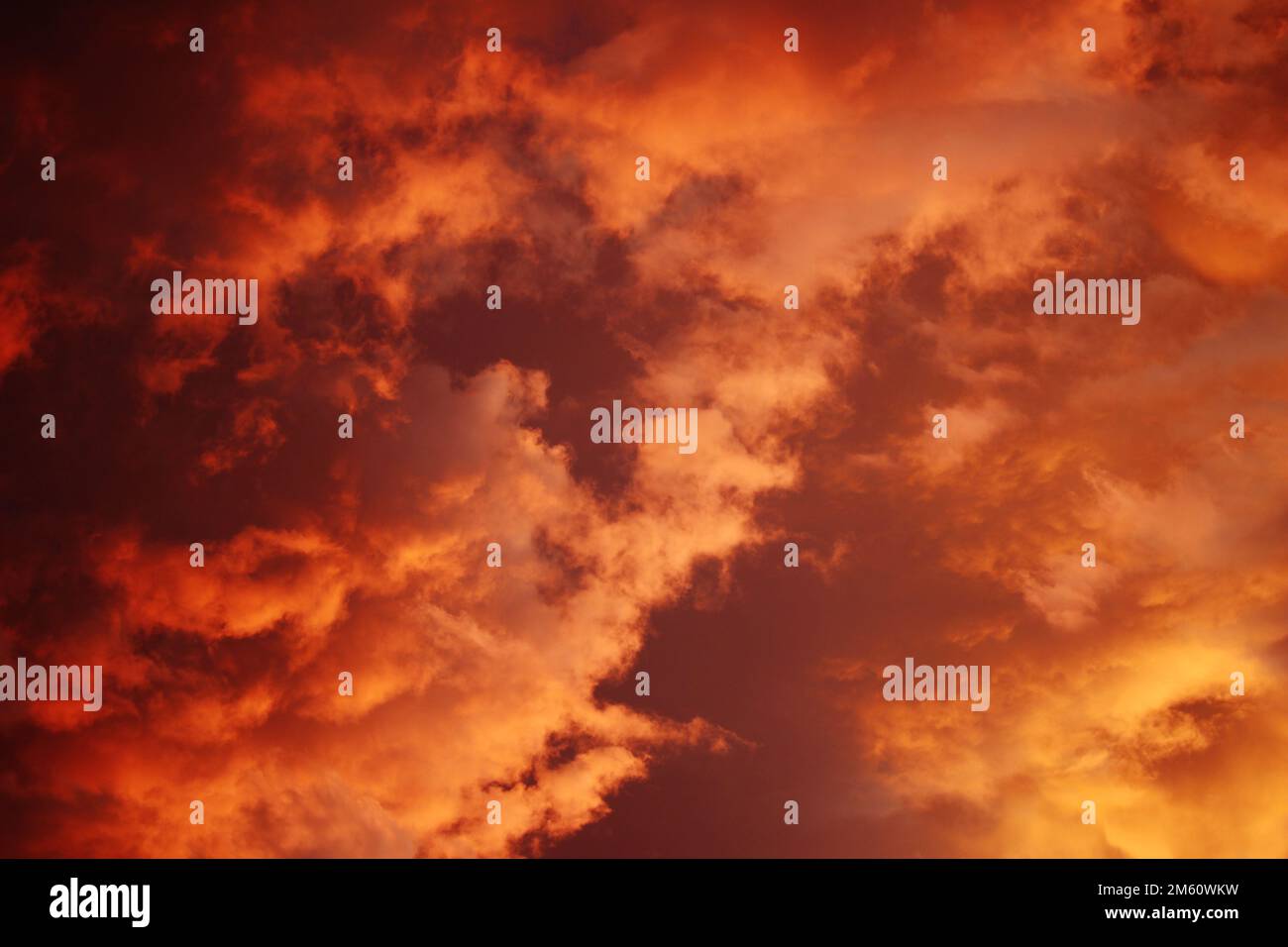 Fuoco nel cielo - un bellissimo tramonto Foto Stock