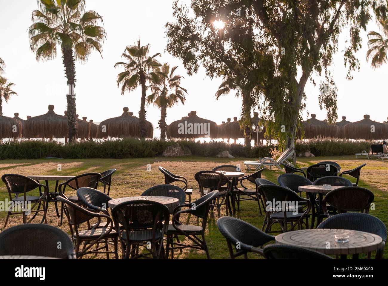 Sedie vuote e tavolo disposti a terra presso la località turistica durante le giornate di sole Foto Stock
