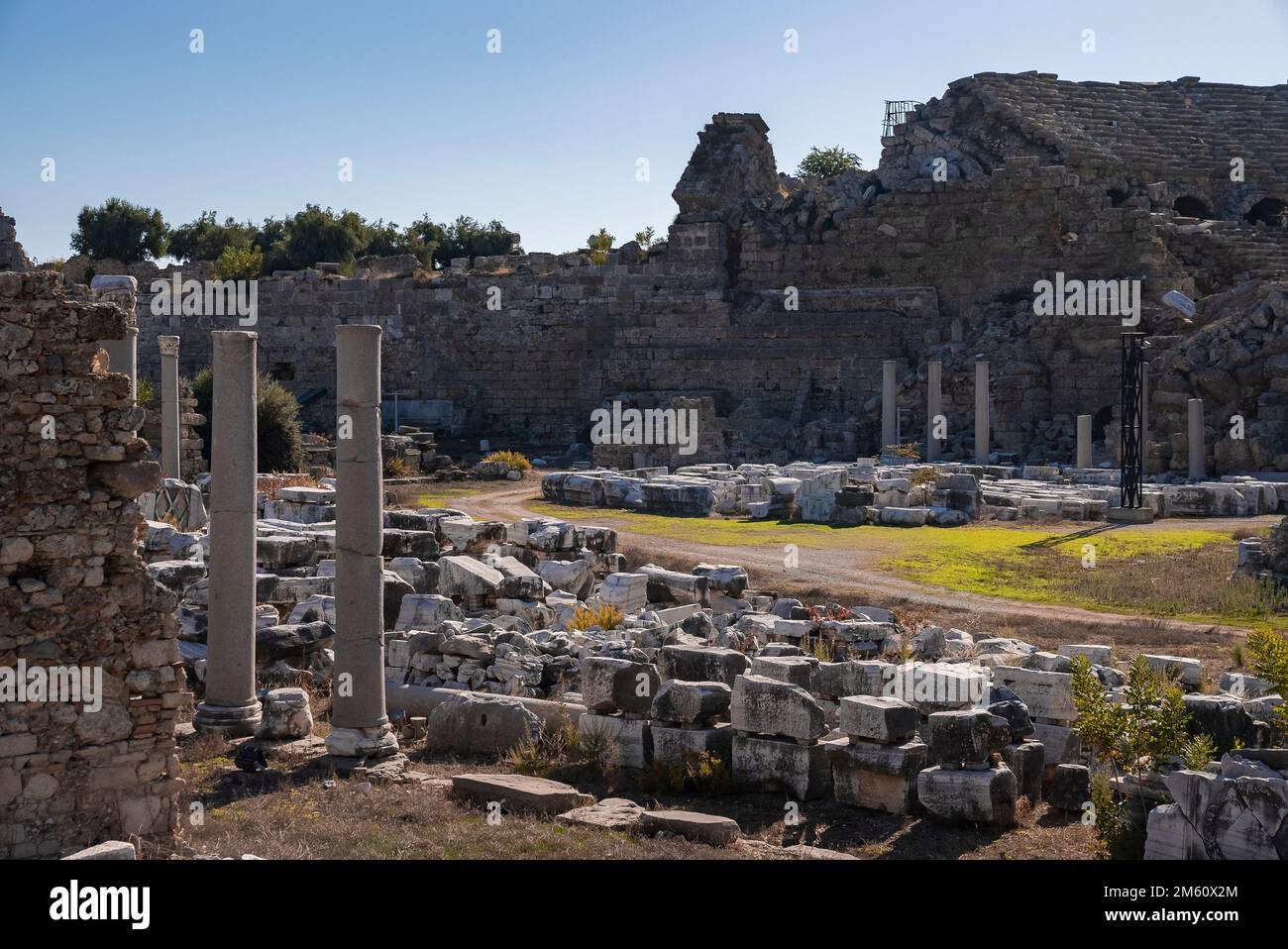 Vista del vecchio tempio in rovina di Tyche a lato, Turchia Foto Stock