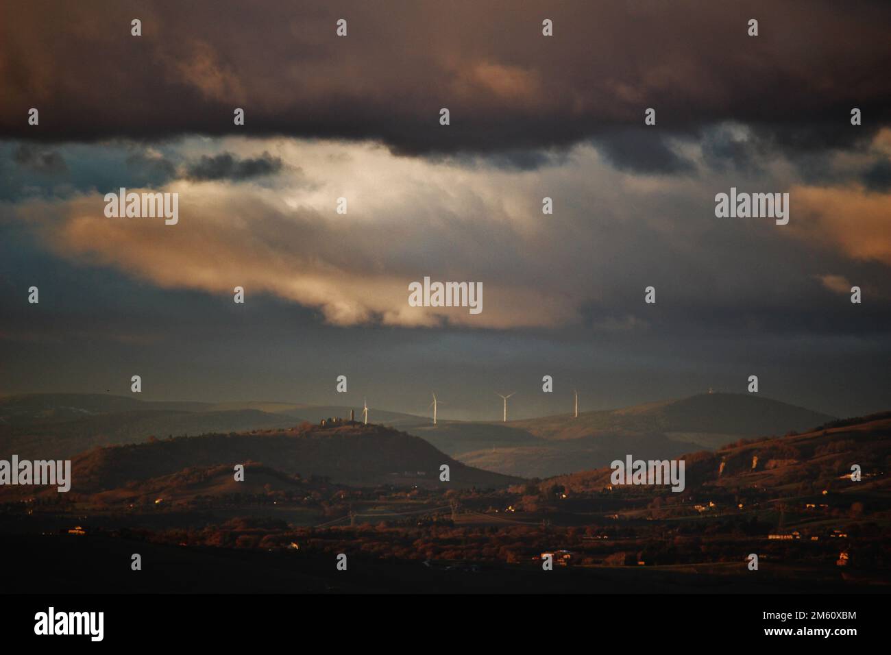 Energia eolica - il parco eolico di Serrapetrona preso da una posizione diversa Foto Stock