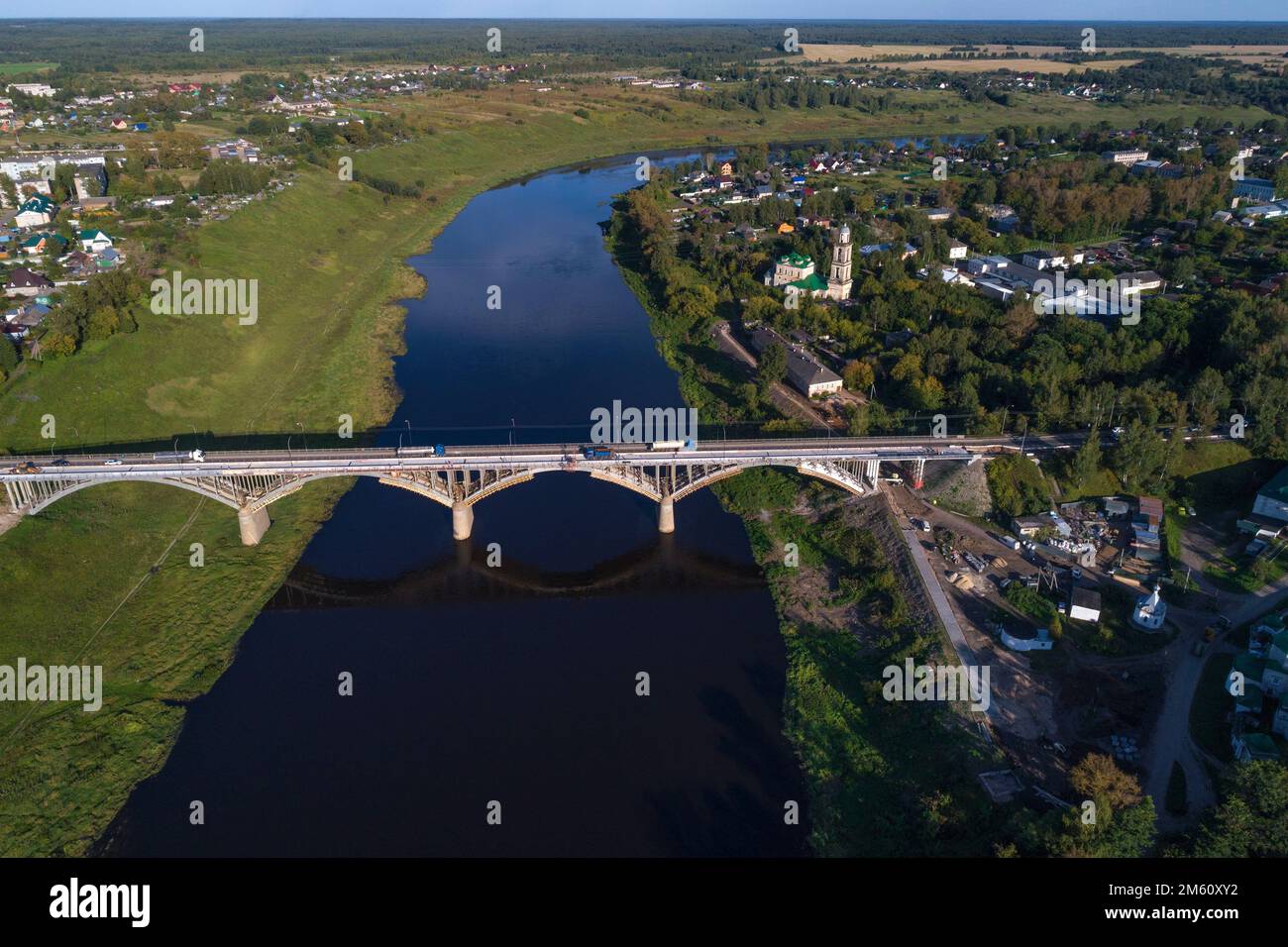 Veduta aerea del ponte automobilistico attraverso il fiume Volga in un giorno di agosto. Staritsa, regione di Tver. Russia Foto Stock