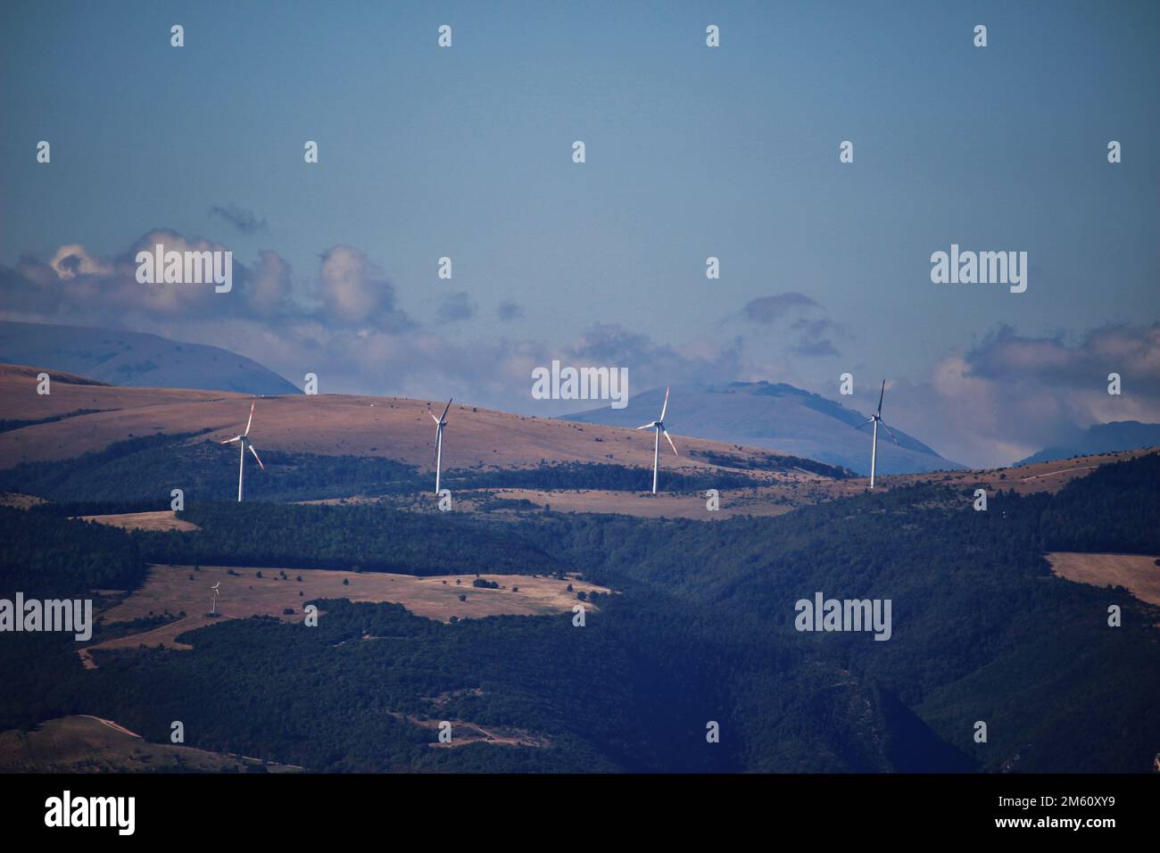Energia eolica - il parco eolico di Serrapetrona preso da una posizione diversa Foto Stock