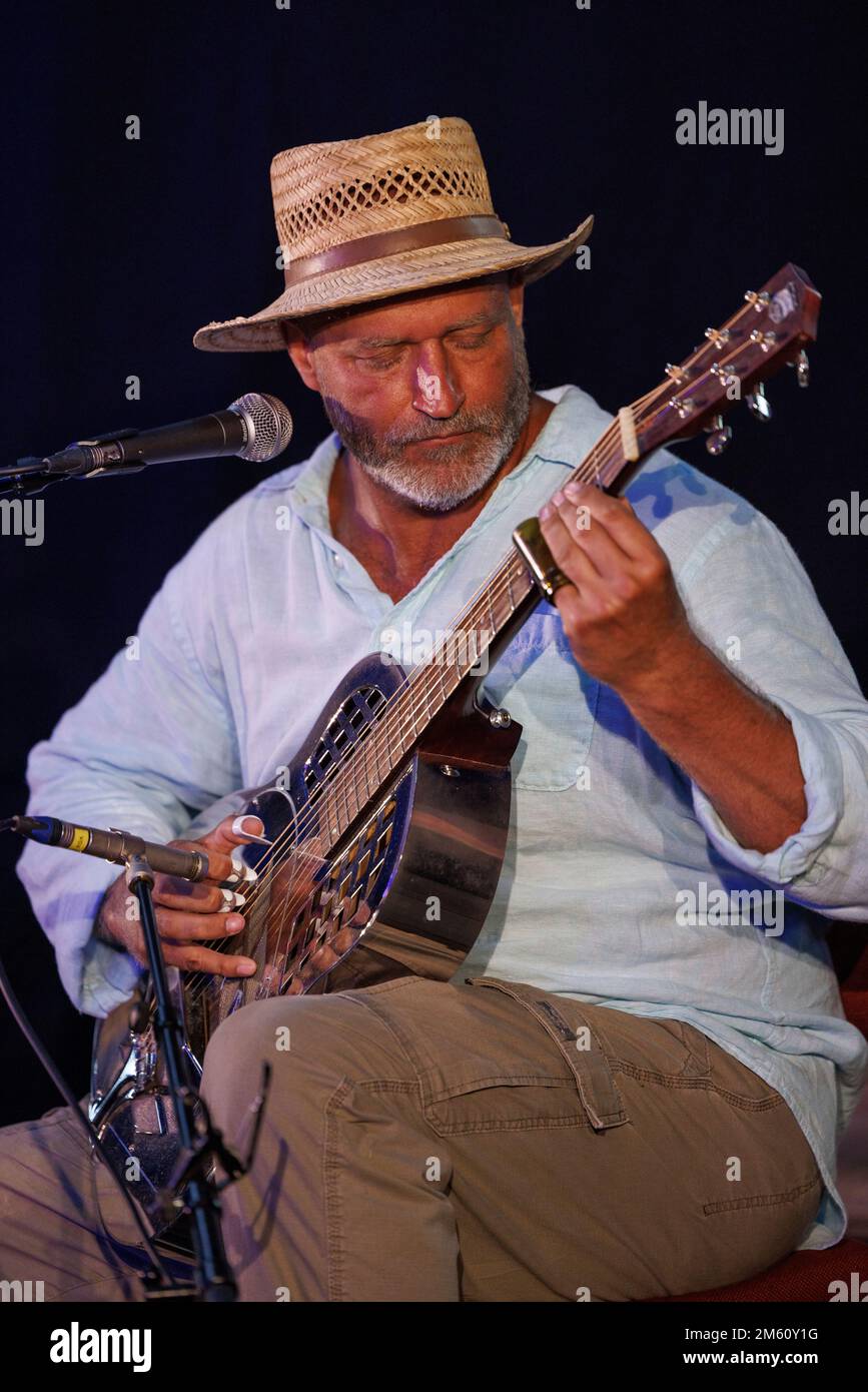 Il musicista blues Reverend Robert ha suonato al 2022 Upton-upon-Severn Blues Festival, Inghilterra, Regno Unito Foto Stock