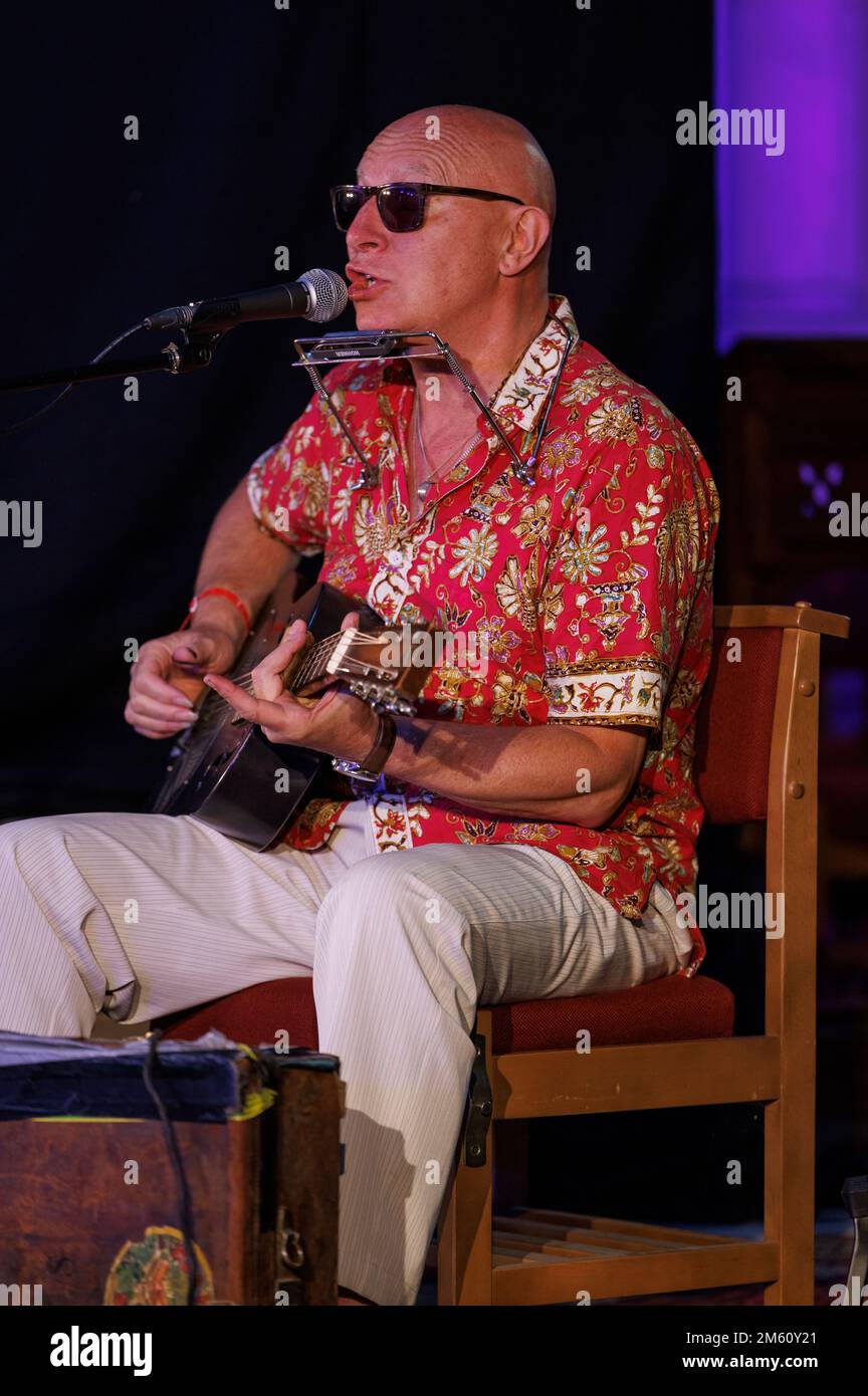 Il musicista Bristish Blues Eddie Martin ha suonato al Upton-upon-Severn Blues Festival 2022, Inghilterra, Regno Unito Foto Stock