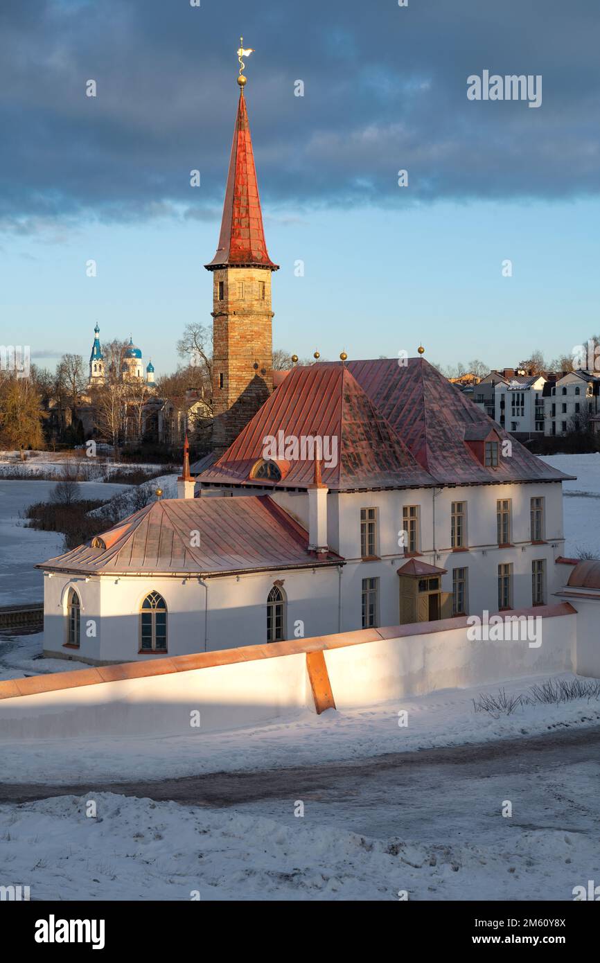Primo piano dell'antico Palazzo del Priorato la mattina di dicembre. GATCHINA. Regione di Leningrado, Russia Foto Stock