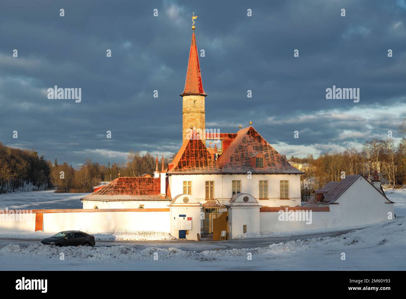 GATCHINA, RUSSIA - 25 DICEMBRE 2022: Palazzo del Priorato sotto il cielo nuvoloso nel pomeriggio di dicembre Foto Stock