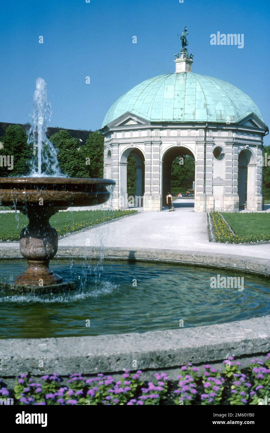 Fontana e rotonda nel giardino del Palazzo nel 1982, Monaco, Baviera, Germania Foto Stock