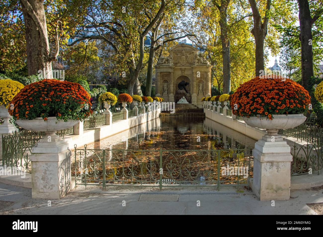 Tranquilla moneta vuota nel famoso Jardin du Luxembourg di Parigi Foto Stock
