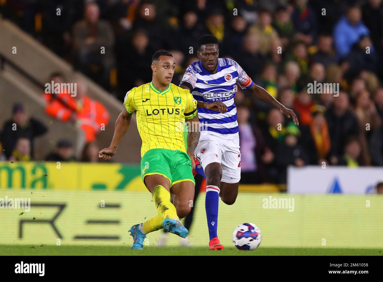 Adam Idah di Norwich City e Mamadou Loum di Reading - Norwich City / Reading, Sky Bet Championship, Carrow Road, Norwich, Regno Unito - 30th dicembre 2022 solo per uso editoriale - si applicano le restrizioni DataCo Foto Stock