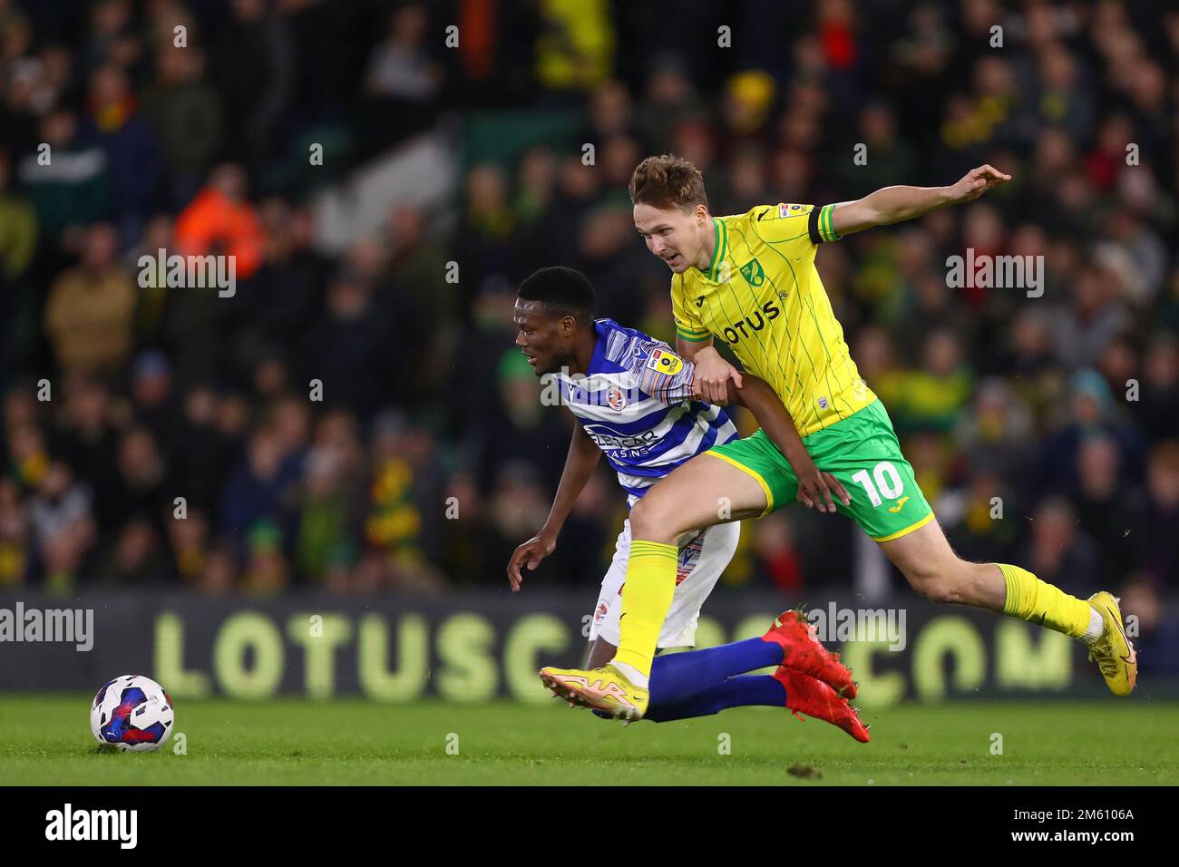 Kieran Dowell di Norwich City e Mamadou Loum di Reading - Norwich City / Reading, Sky Bet Championship, Carrow Road, Norwich, Regno Unito - 30th dicembre 2022 solo per uso editoriale - si applicano le restrizioni DataCo Foto Stock