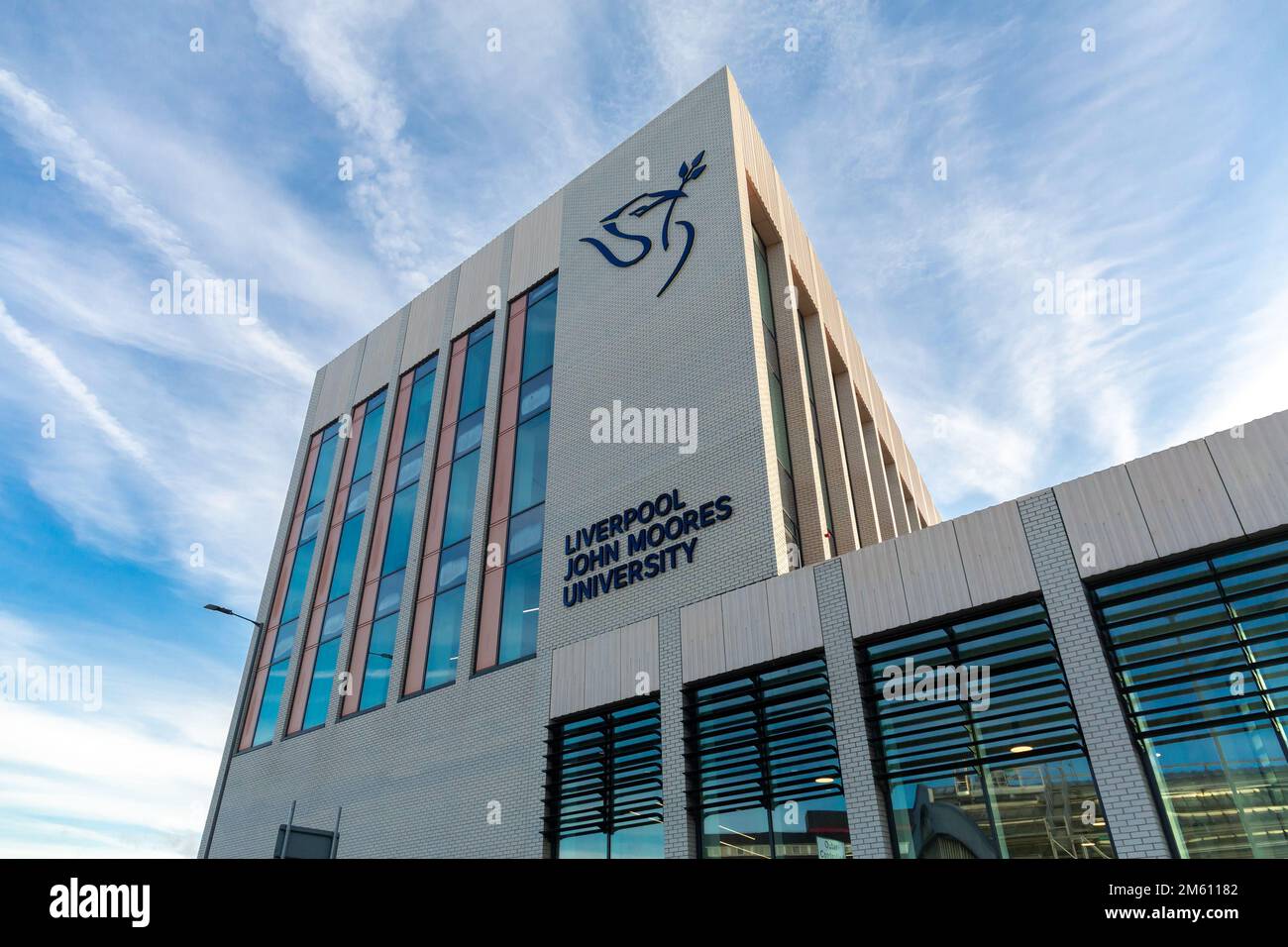 Liverpool, Regno Unito: John Moores University Student Life Building, Copperas Hill. Un luogo per studio individuale e di gruppo e socialisina Foto Stock