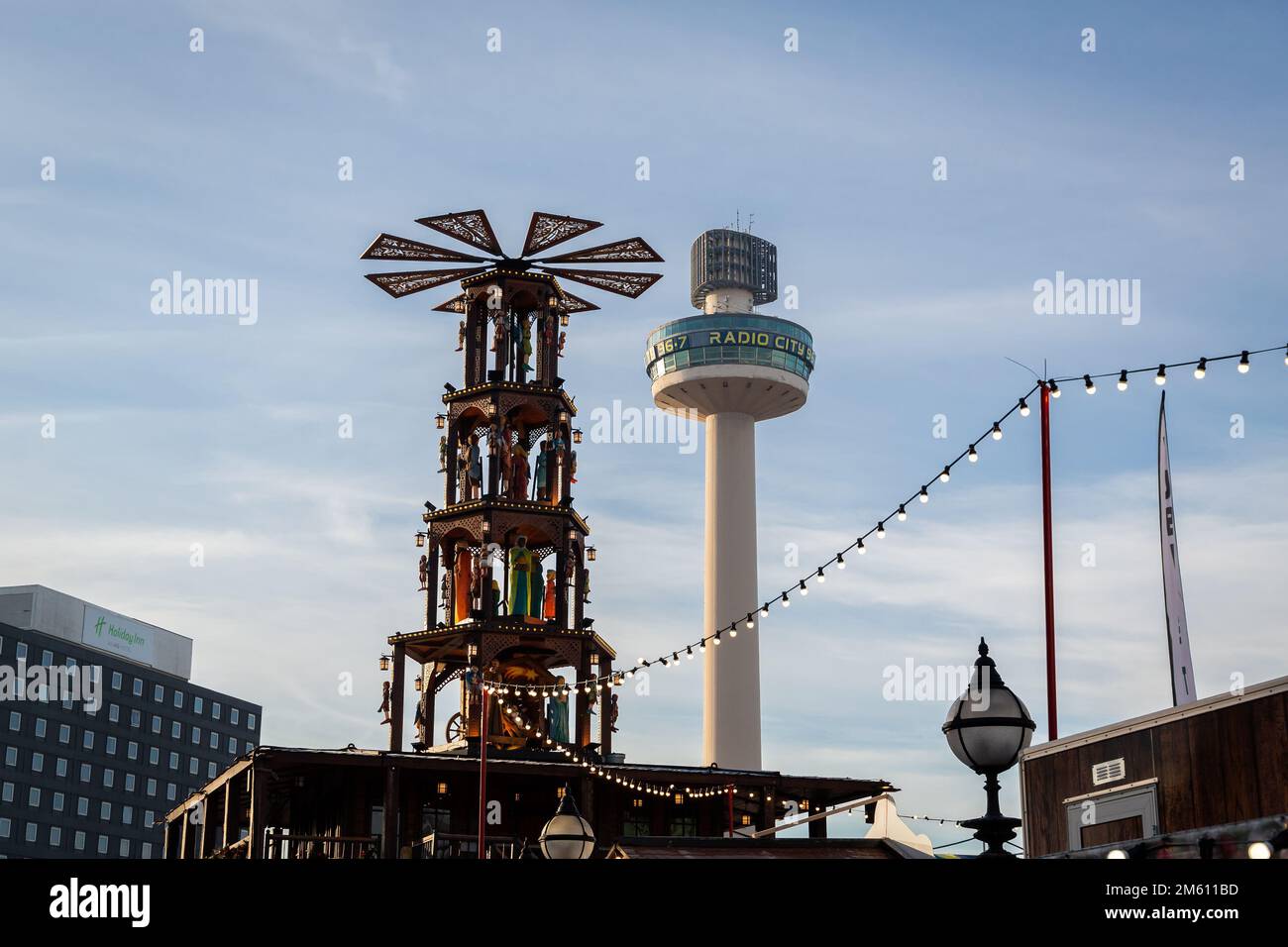 Liverpool, Regno Unito: Mercato tedesco di Natale weihnachtspyramide trascurato da St Johns radio City Tower Foto Stock