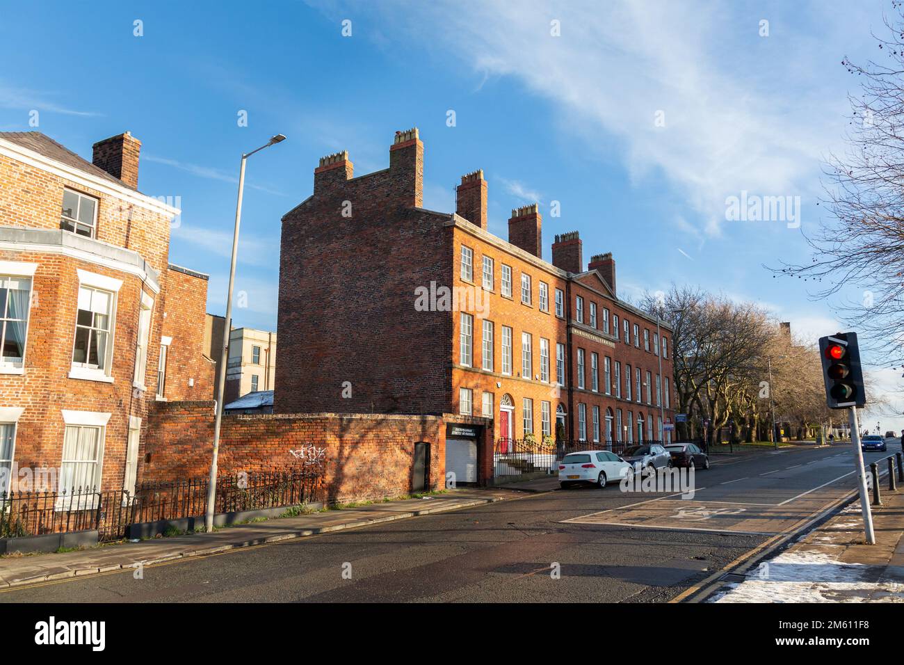 Liverpool, Regno Unito: Upper Duke Street e Mornington Terrace, un edificio classificato di II grado costruito a metà del XIX secolo. Foto Stock