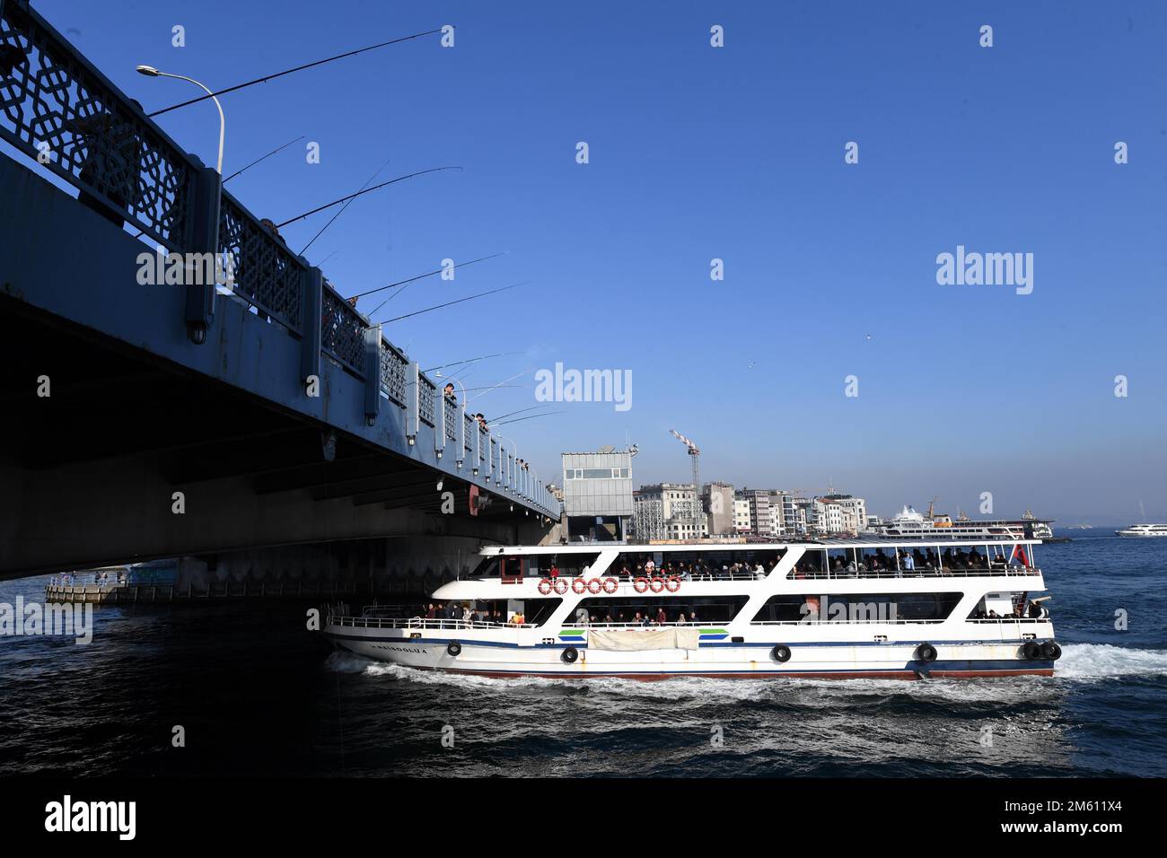 (230101) -- ISTANBUL, 1 gennaio 2023 (Xinhua) -- gli anglers godono di pesca sul ponte Galata a Istanbul, T¨¹rkiye, 1 gennaio 2023. Il primo giorno dell'anno 2023, la gente si divergerà in vari modi allo stretto di Bosforo. (Xinhua/Shadati) Foto Stock