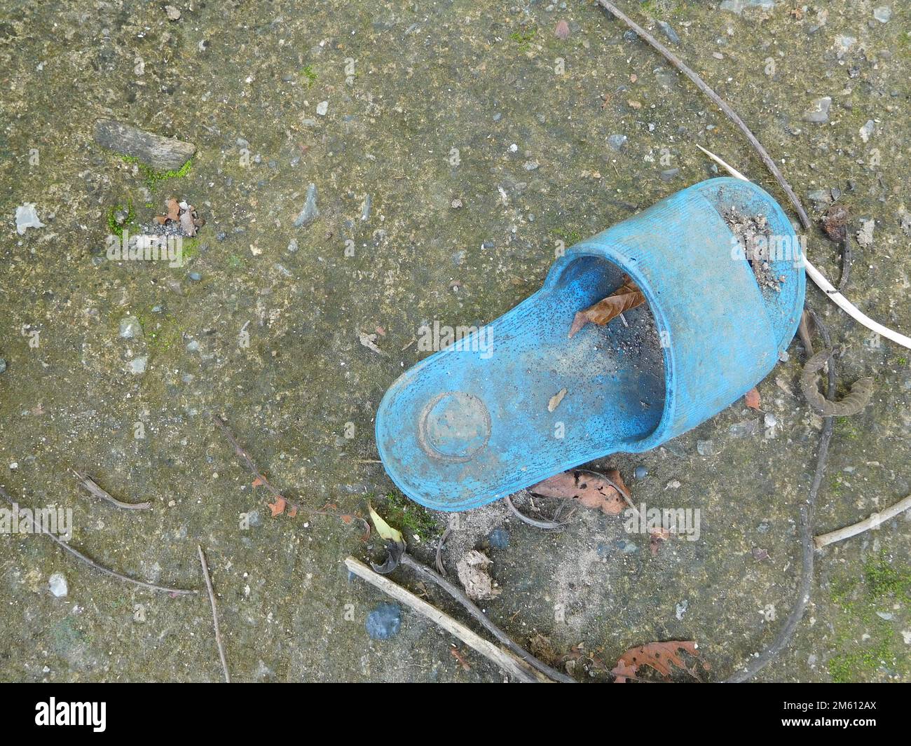 Pantofole per bambini abbandonate inutilizzate Foto Stock