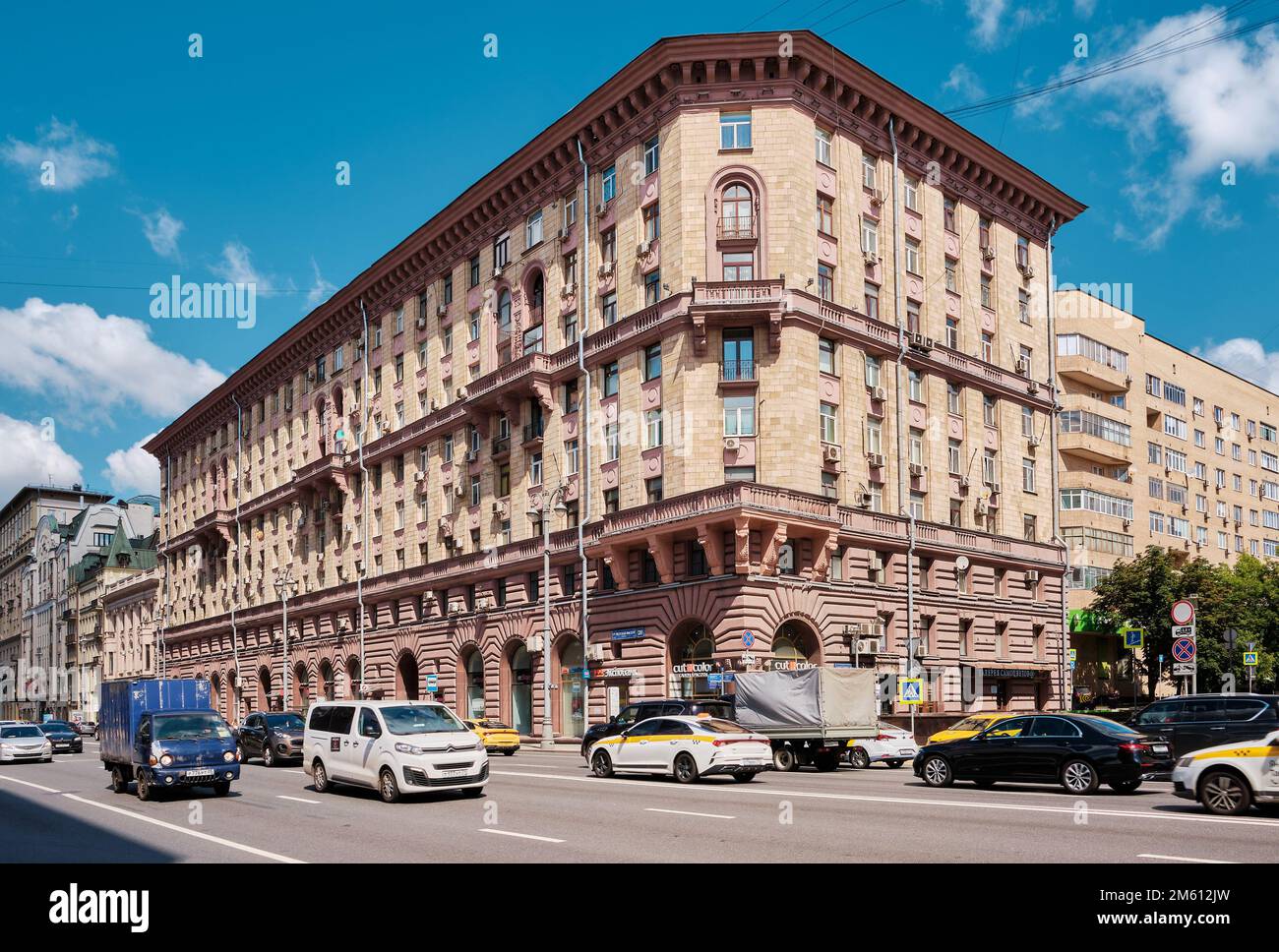 1-ya Tverskaya-Yamskaya Street, vecchio edificio residenziale, costruito in stile Stalin Impero nel 1954, paesaggio urbano: Mosca, Russia - 22 luglio 2022 Foto Stock