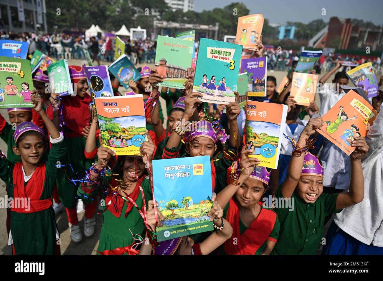 Dhaka, Bangladesh. 1st gennaio 2023. Gli studenti festeggiano con nuovi