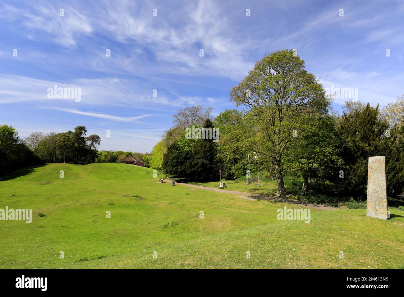 Vista sul sito del castello di Huntingdon, un vecchio castello di motte e bailey e sul campo della Guerra civile, Castle Hills, la città di Huntingdon, Cambridgeshire, Inghilterra; Foto Stock