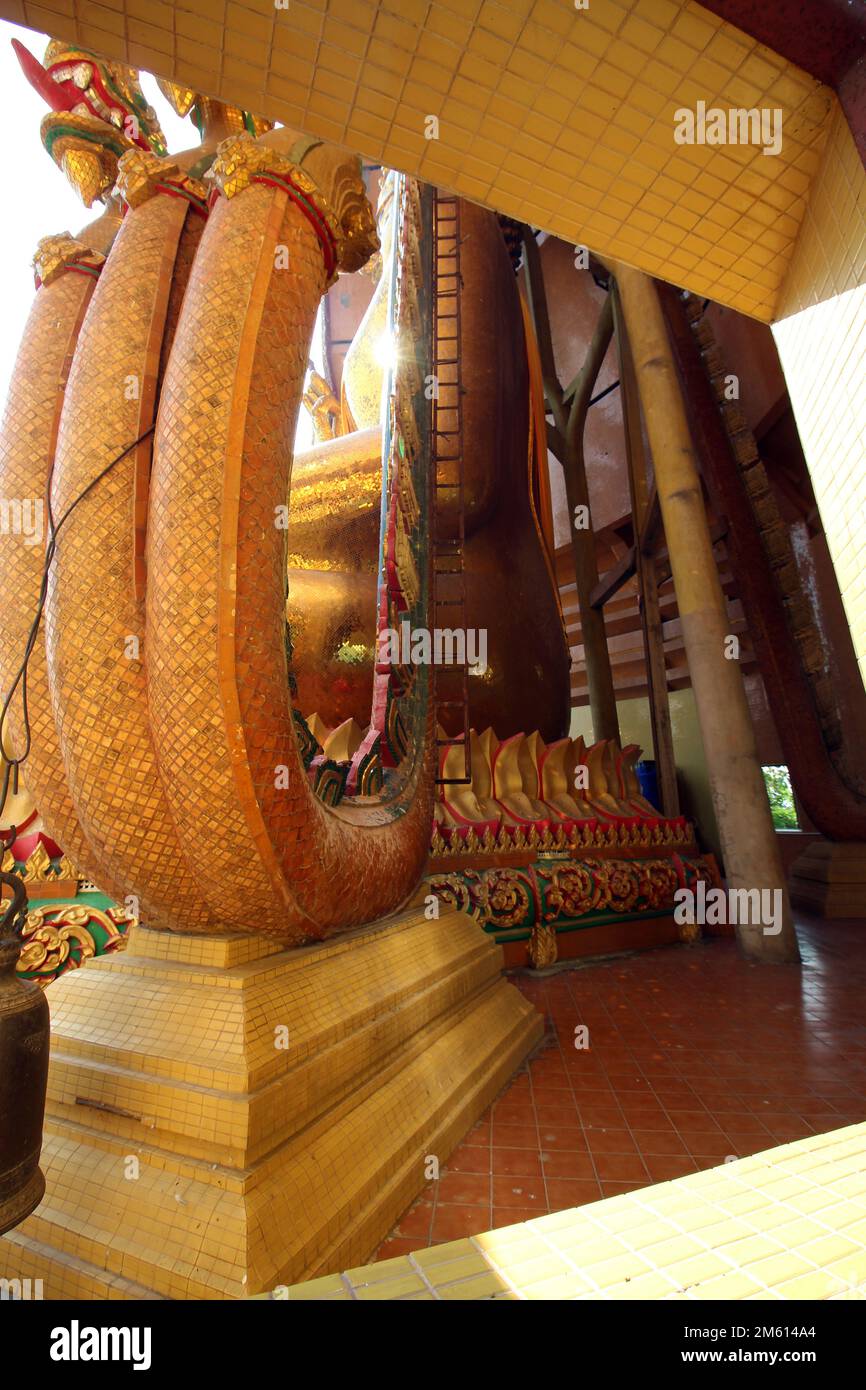 KANCHANABURI, THAILANDIA - 19 MARZO 2018 tempio buddista di Wat Tham Khao noi e Anam-Nigaya Foto Stock