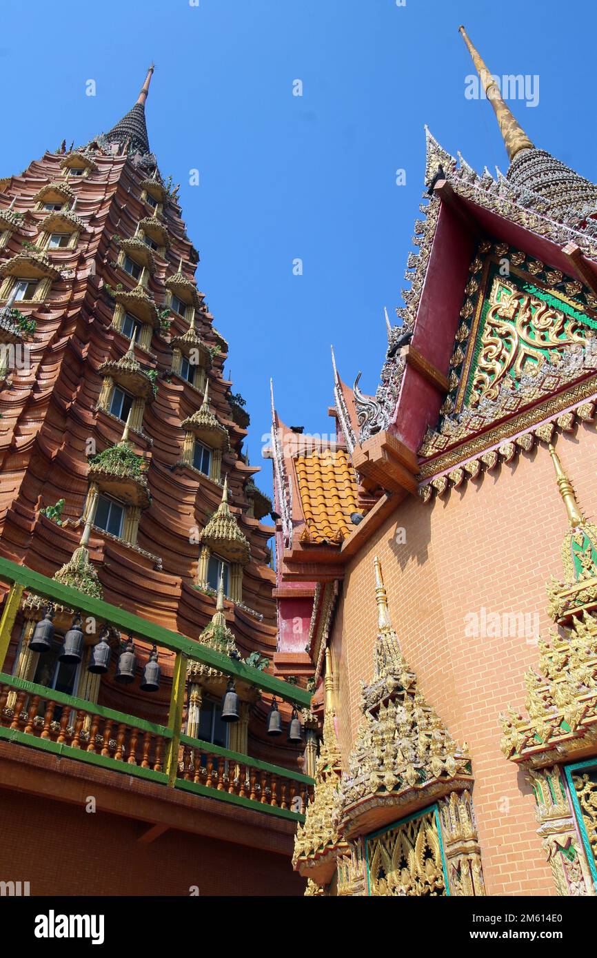 KANCHANABURI, THAILANDIA - 19 MARZO 2018 tempio buddista di Wat Tham Khao noi e Anam-Nigaya Foto Stock