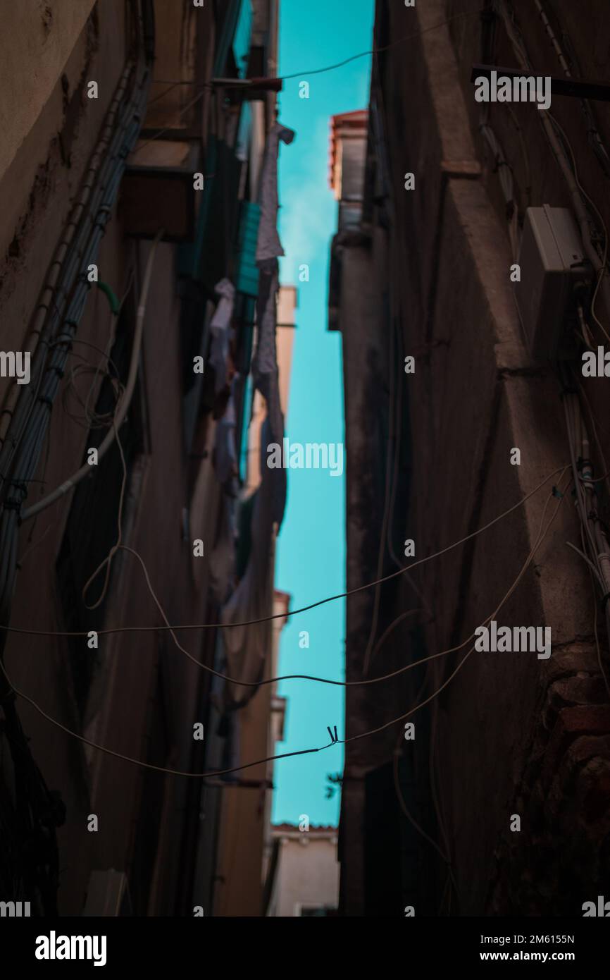 cavi elettrici tra due edifici Foto Stock