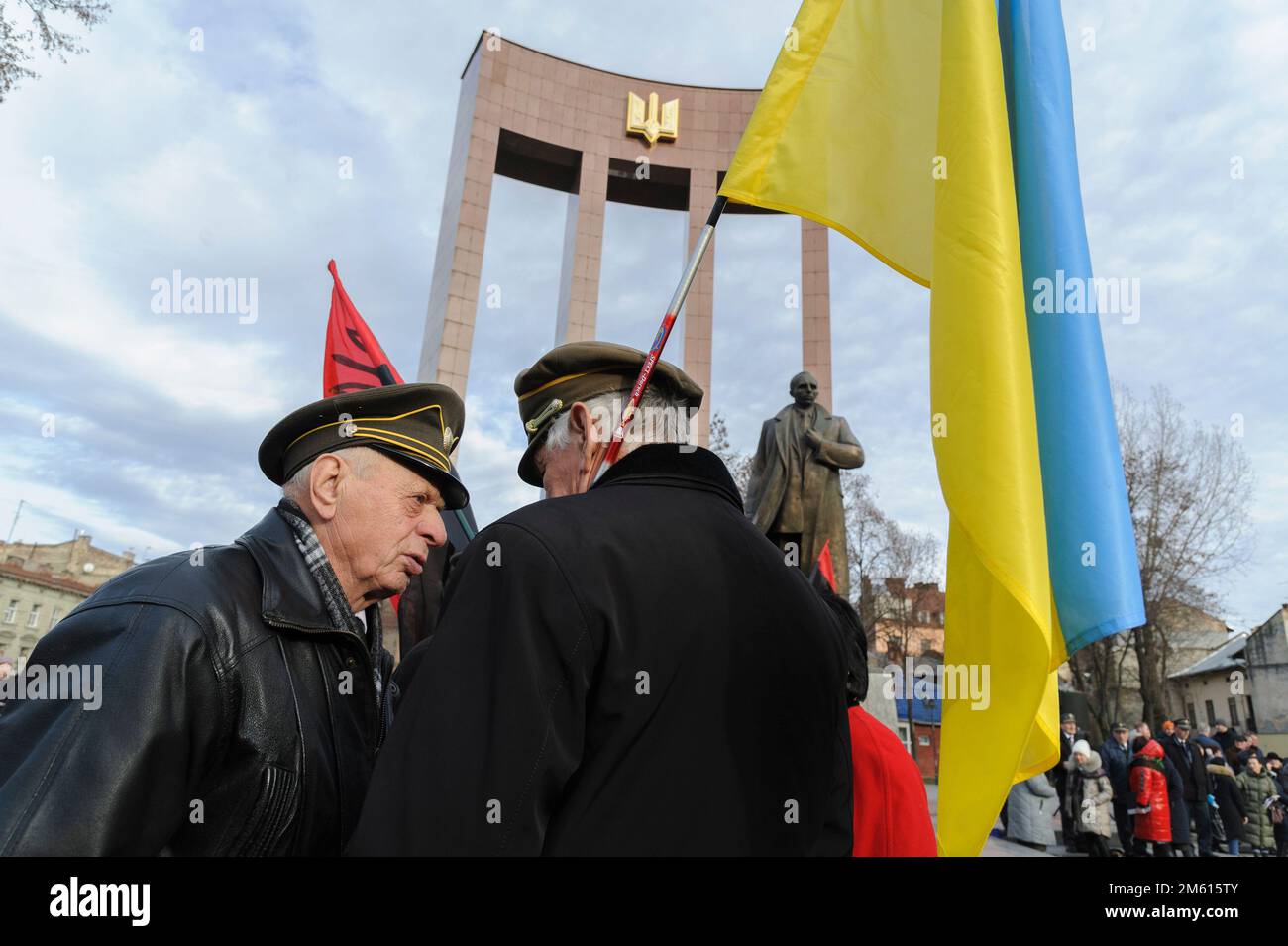 Lviv, Ucraina, 1 gennaio 2023. La gente è riunita al monumento a capo dell'Organizzazione dei nazionalisti ucraini (OUN) Stepan Bandera durante la celebrazione del suo 114th ° compleanno, in mezzo l'invasione russa dell'Ucraina. Foto Stock