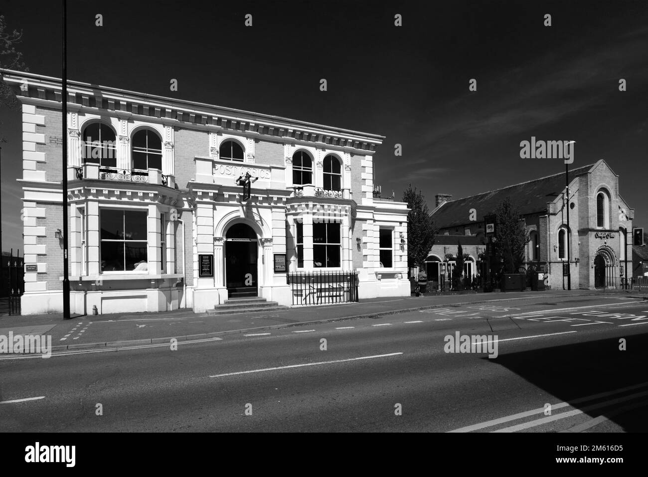 Vista del pub e dell'hotel Sandford House Weatherspoons, del centro di Huntingdon, Cambridgeshire, Inghilterra, Regno Unito Foto Stock