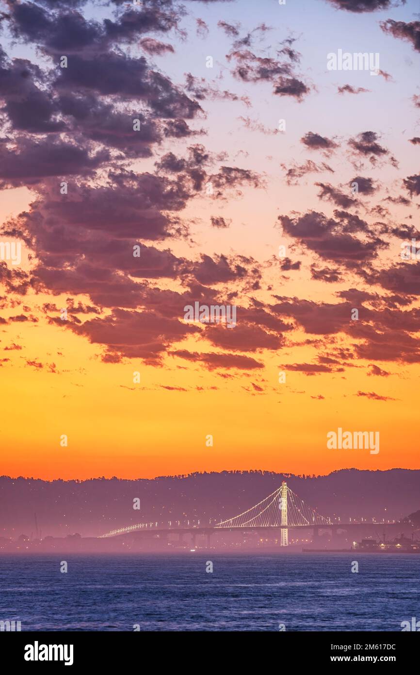Illuminato il Ponte di Oakland all'alba dal Presidio di San Francisco Foto Stock