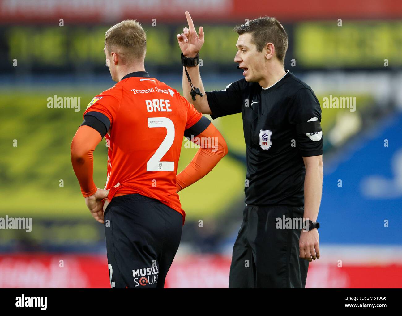 L'arbitro Matthew Donohue (a destra) parla con James Bree di Luton Town durante la partita del campionato Sky Bet al John Smith's Stadium, Huddersfield. Data immagine: Domenica 1 gennaio 2023. Foto Stock