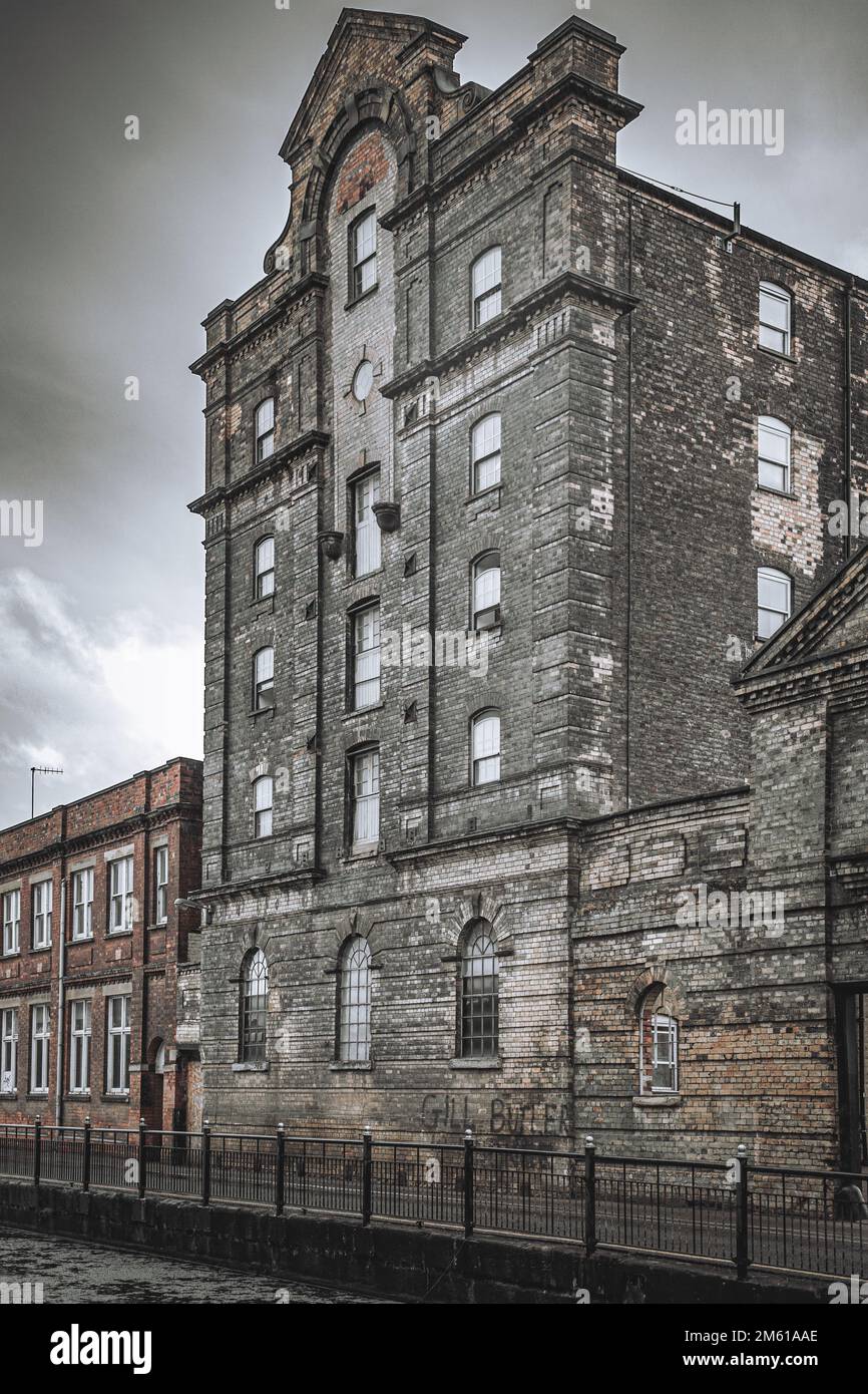 Questo grande e imponente edificio e' Doughty's Court. In precedenza l'ingresso al Doughtys Oil Mill e ora un condominio a Waterside, Lincoln. Foto Stock