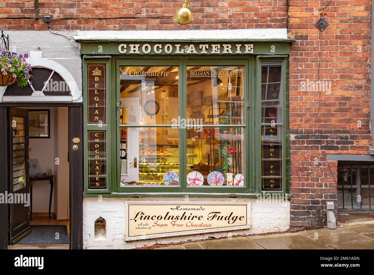 Attraverso la finestra di una cioccolateria si può vedere una varietà di allettanti prodotti di cioccolato. Foto Stock