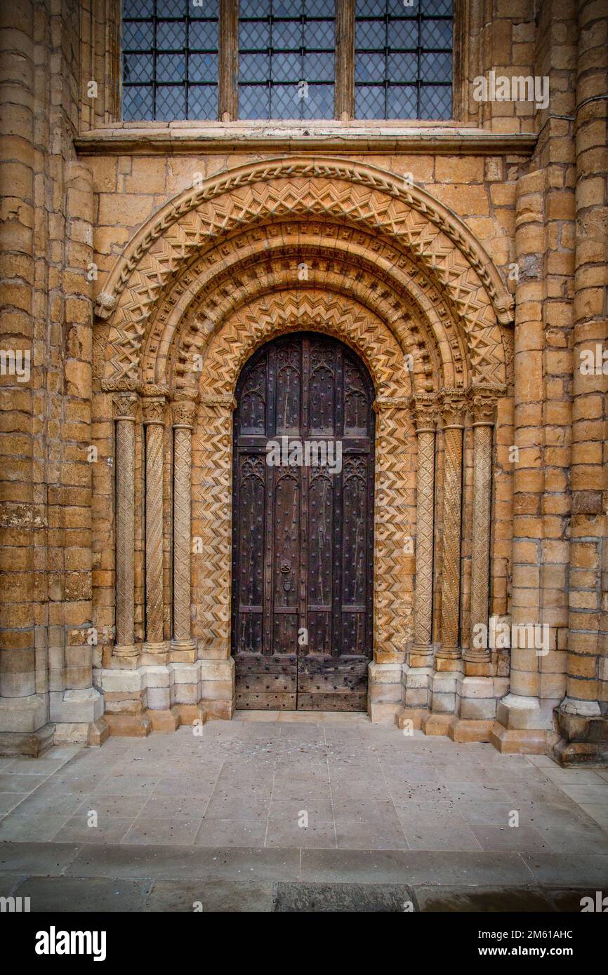 Particolare di una grande porta ad arco alla Cattedrale di Lincoln. Foto Stock