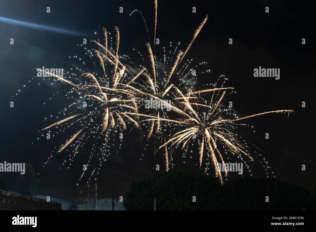 1 gennaio 2023, Nakuru, Kenya: Fuochi d'artificio illuminano il cielo sulla città di Nakuru durante le celebrazioni di Capodanno. Mentre alcune persone sono andate a pregare e ringraziare Dio per il nuovo anno, altre hanno partecipato tutta la notte in luoghi di intrattenimento. (Credit Image: © James Wakibia/SOPA Images via ZUMA Press Wire) Foto Stock