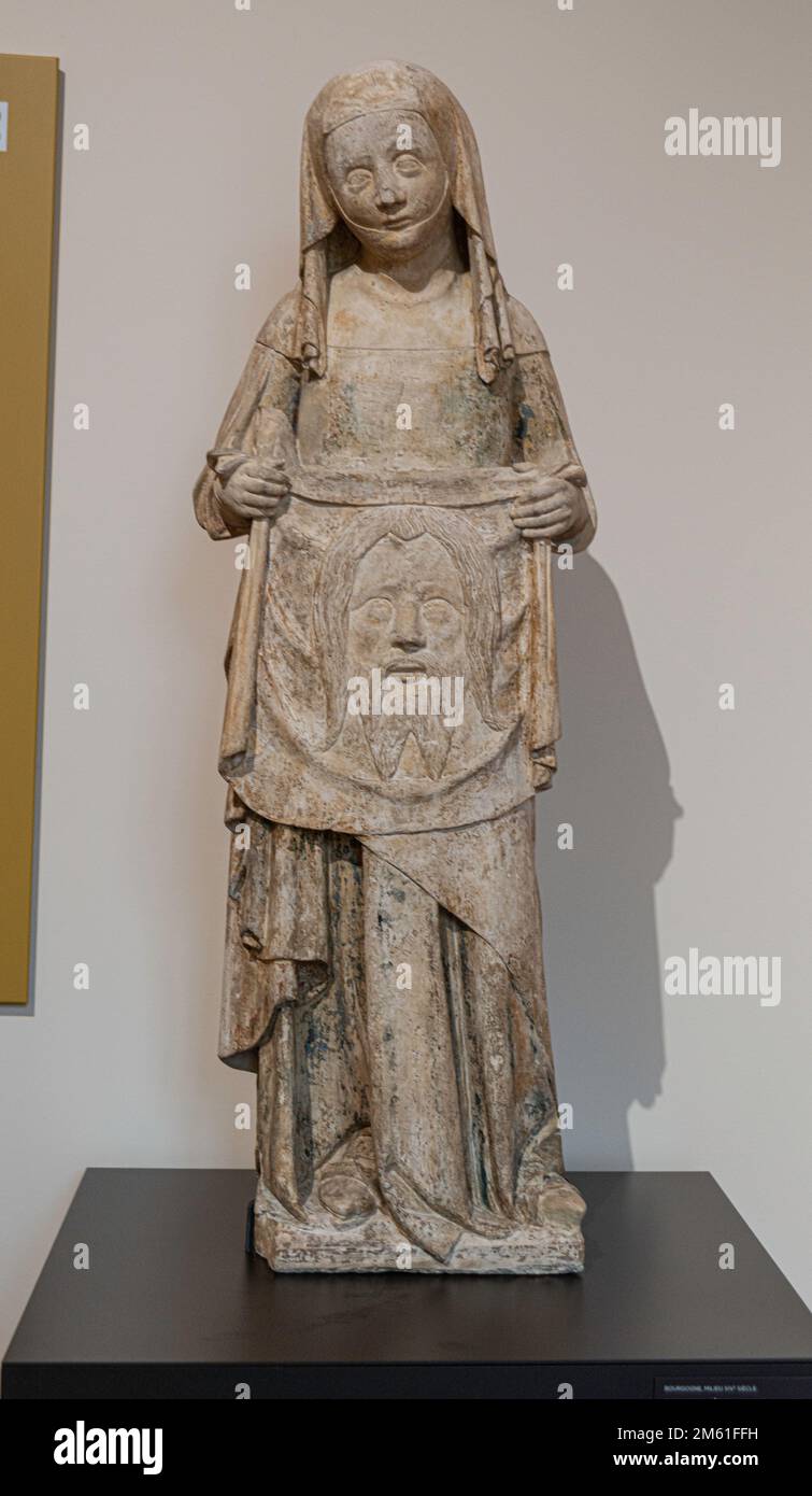 Ragazza giovane con statua di copertura all'interno del Musee des Beaux-Arts de Dijon Foto Stock