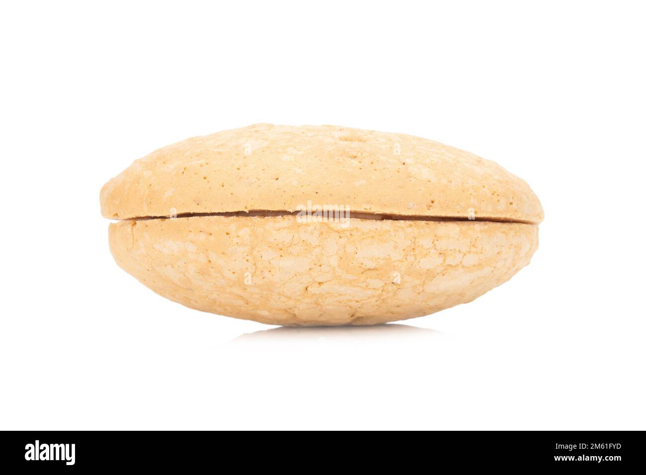 torta di biscotti al cocco con crema di farcitura isolata su fondo bianco. Foto Stock