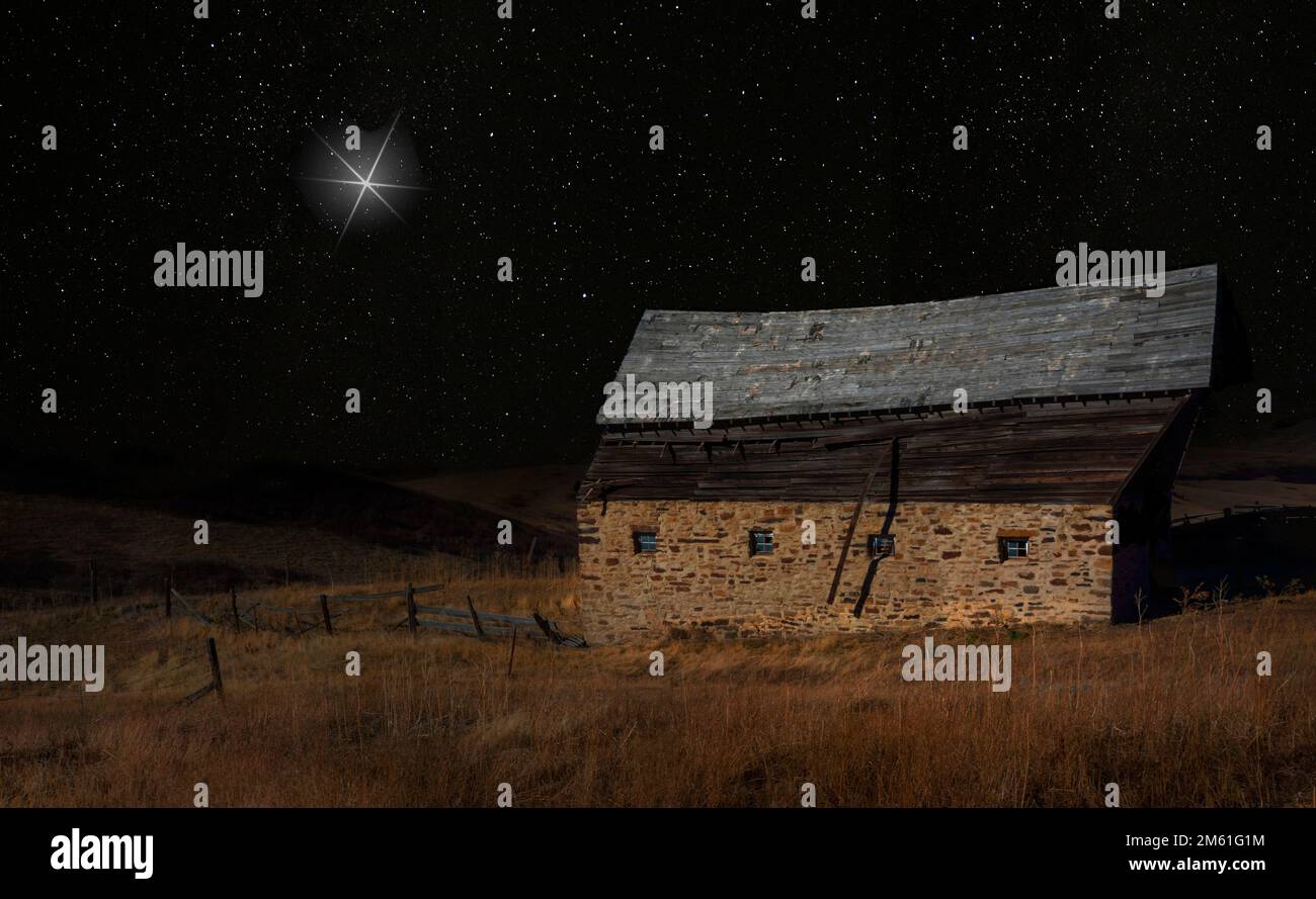 Vecchio fienile la vigilia di Natale che ha una stella luminosa sopra Foto Stock