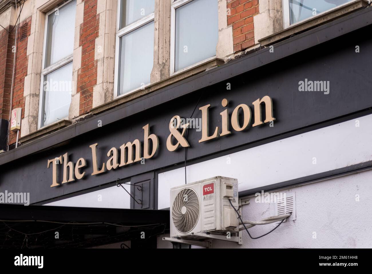 The Lamb & Lion pub a Westcliff on Sea, Essex, Regno Unito. Scena di una morte avvenuta il 23 dicembre, che viene classificata come omicidio. Il pub è rimasto chiuso Foto Stock