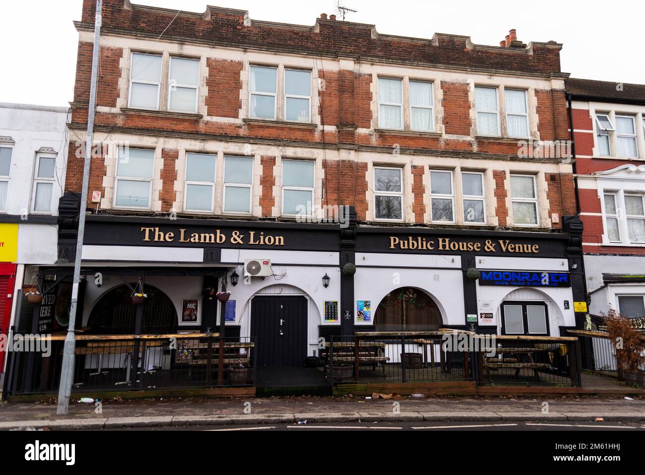 The Lamb & Lion pub a Westcliff on Sea, Essex, Regno Unito. Scena di una morte avvenuta il 23 dicembre, che viene classificata come omicidio. Il pub è rimasto chiuso Foto Stock
