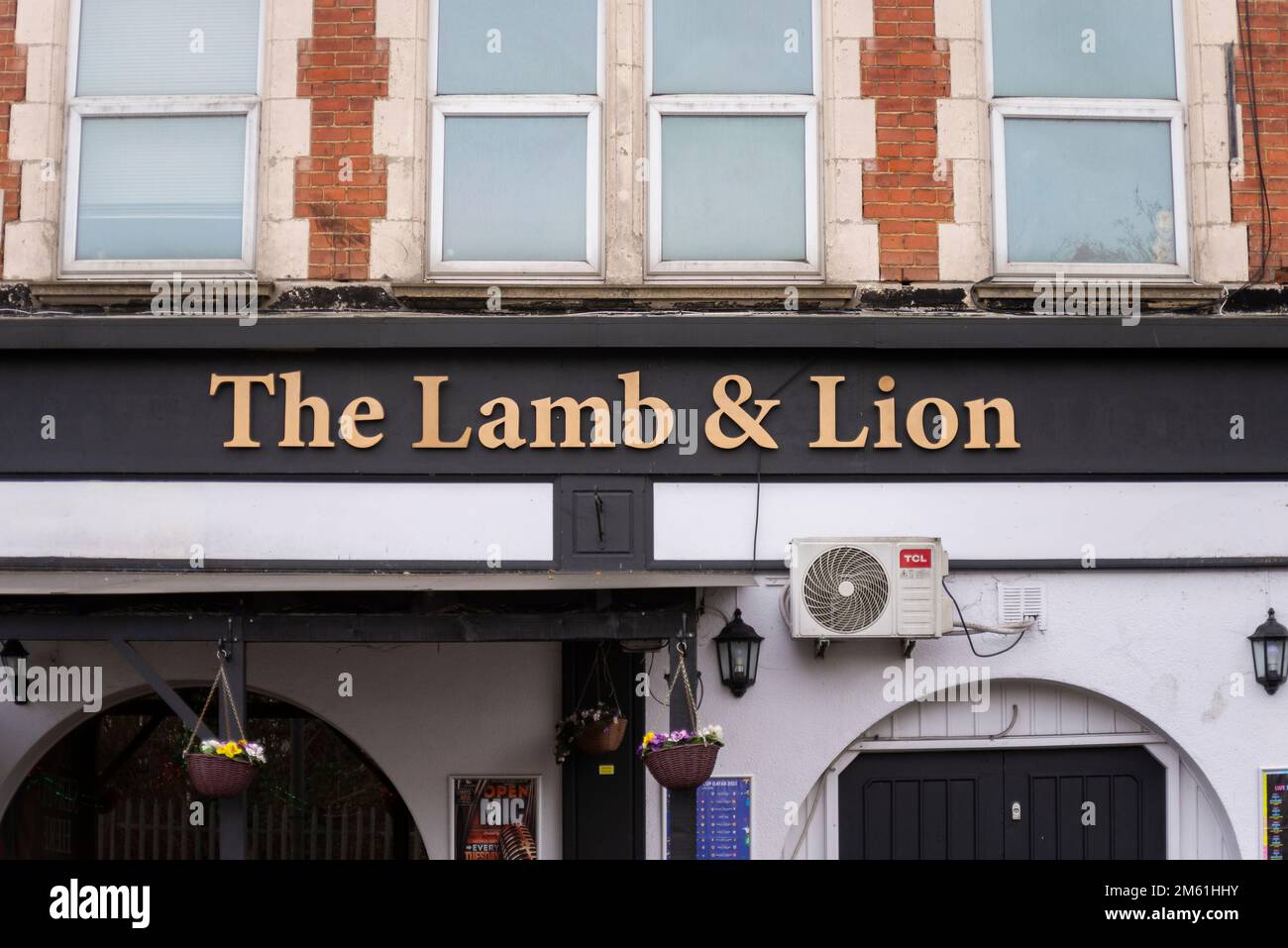 The Lamb & Lion pub a Westcliff on Sea, Essex, Regno Unito. Scena di una morte avvenuta il 23 dicembre, che viene classificata come omicidio. Il pub è rimasto chiuso Foto Stock
