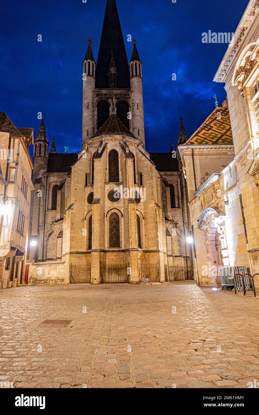 Vista frontale della Cattedrale di Notre Dame Paroissie a Digione, Francia di notte Foto Stock