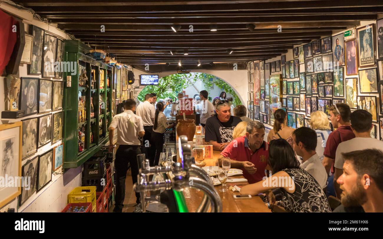 Clienti al bar El Pimpi. Malaga, Costa del Sol, Provincia di Malaga, Andalusia, Spagna meridionale. Foto Stock