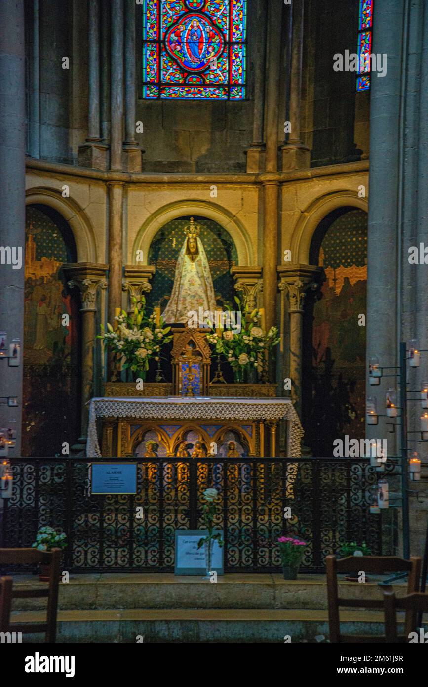 Side Alter all'interno della Cattedrale di Notre Dame Paroissie a Digione, Francia Foto Stock