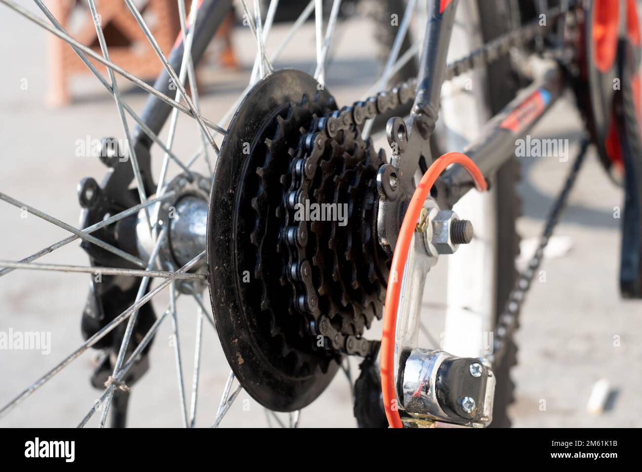 Dettagli telaio ruota catena bicicletta. Dettaglio della ruota posteriore con pignone a catena. Foto Stock