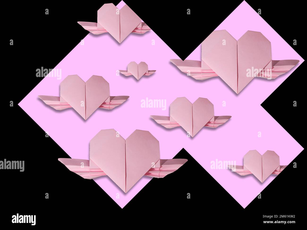 sfondo nero con parte rosa in cui ci sono cuori di carta rosa, creativo design di vacanza Foto Stock