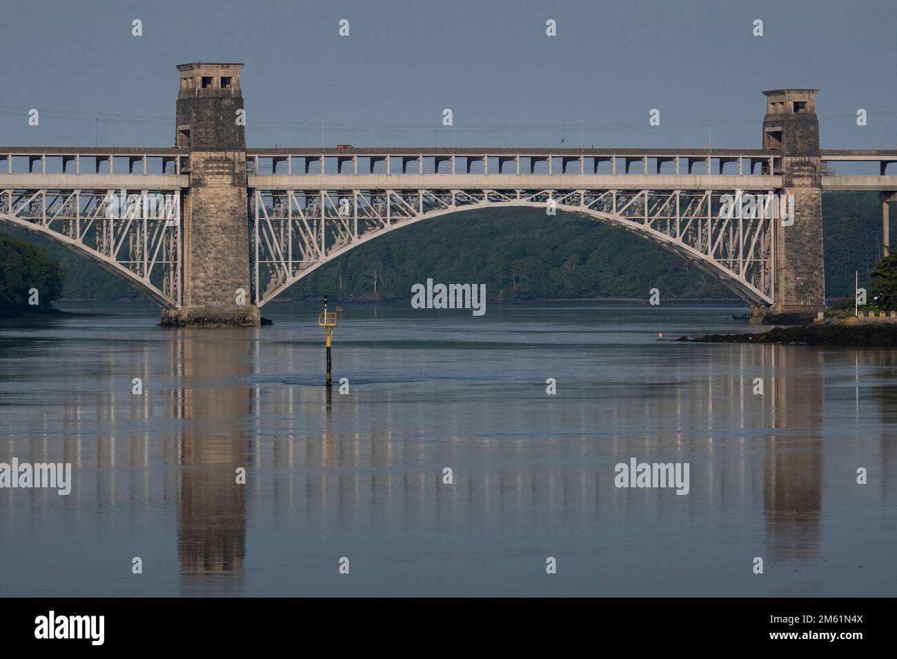 Il Britannia Bridge e Menai Strait, Anglesey, Galles del Nord, Regno Unito Foto Stock