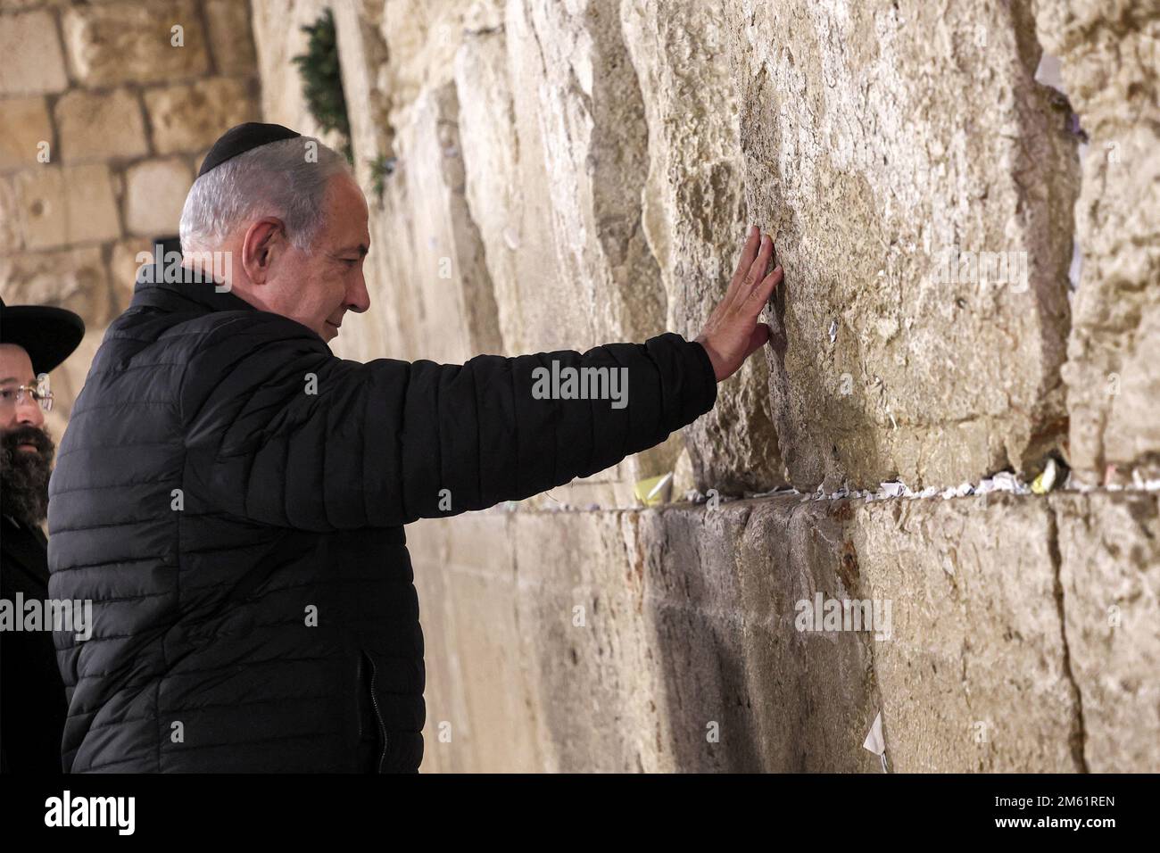 Gerusalemme, Israele. 01st Jan, 2023. Il primo ministro israeliano Benjamin Netanyahu mette una nota di preghiera tra le fessure mentre visita il Muro Occidentale -- il luogo più sacro dove gli ebrei sono autorizzati a pregare -- per segnare il giuramento del governo di Israele del 37th, nella città vecchia di Gerusalemme il 1 gennaio 2023. Foto piscina di Gil Cohen-Magen/UPI Credit: UPI/Alamy Live News Foto Stock