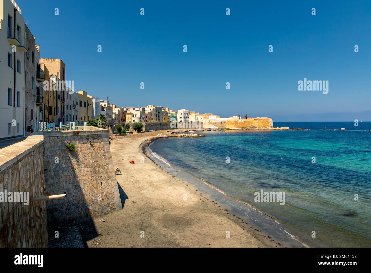 Trapani, Sicilia, Italia - 10 luglio 2020: Spiaggia rocciosa e fortezza  sulla spiaggia di Mura di Tramontana, a nord del centro storico di Trapani,  Sicilia Foto stock - Alamy