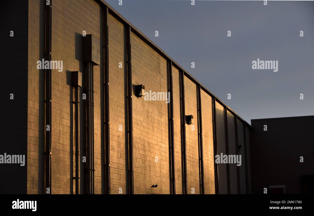 edificio industriale al tramonto Foto Stock