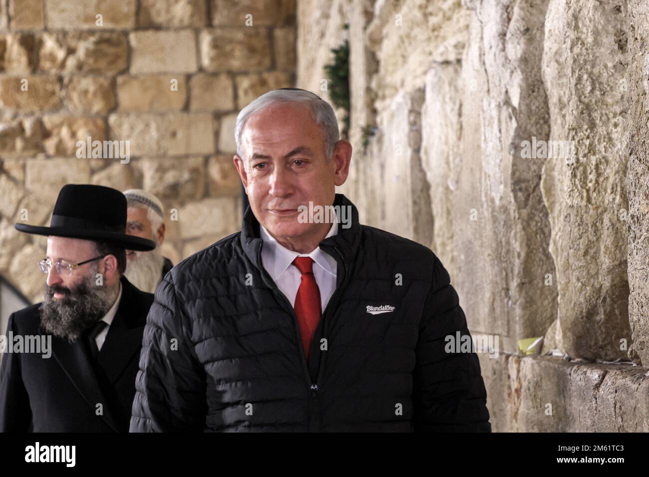 Gerusalemme, Israele. 01st Jan, 2023. Il primo ministro israeliano Benjamin Netanyahu cammina mentre visita il Muro Occidentale -- il luogo più sacro dove gli ebrei sono autorizzati a pregare -- per celebrare il giuramento del governo di Israele del 37th, nella città vecchia di Gerusalemme la domenica 1 gennaio 2023. Foto piscina di Gil Cohen-Magen/UPI Credit: UPI/Alamy Live News Foto Stock